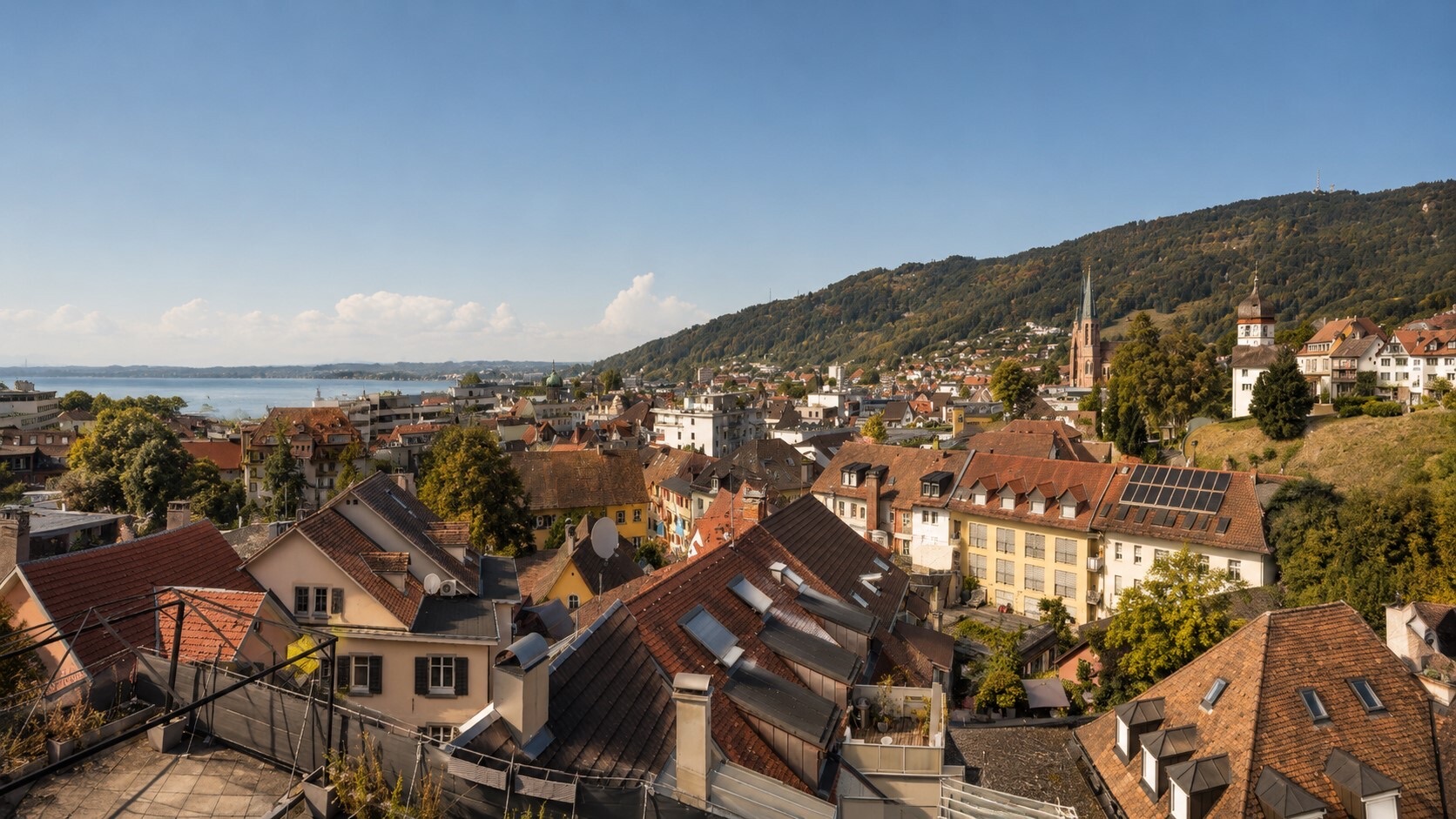 Blick über die Dächer von Bregenz auf den Bodensee