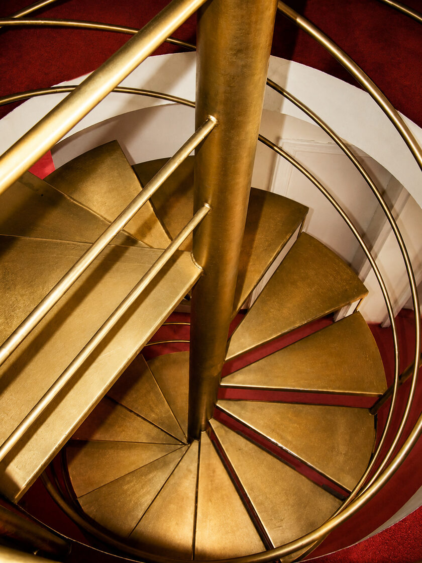 Neue Wendeltreppe aus Messing, von oben in den Spiralverlauf fotografiert