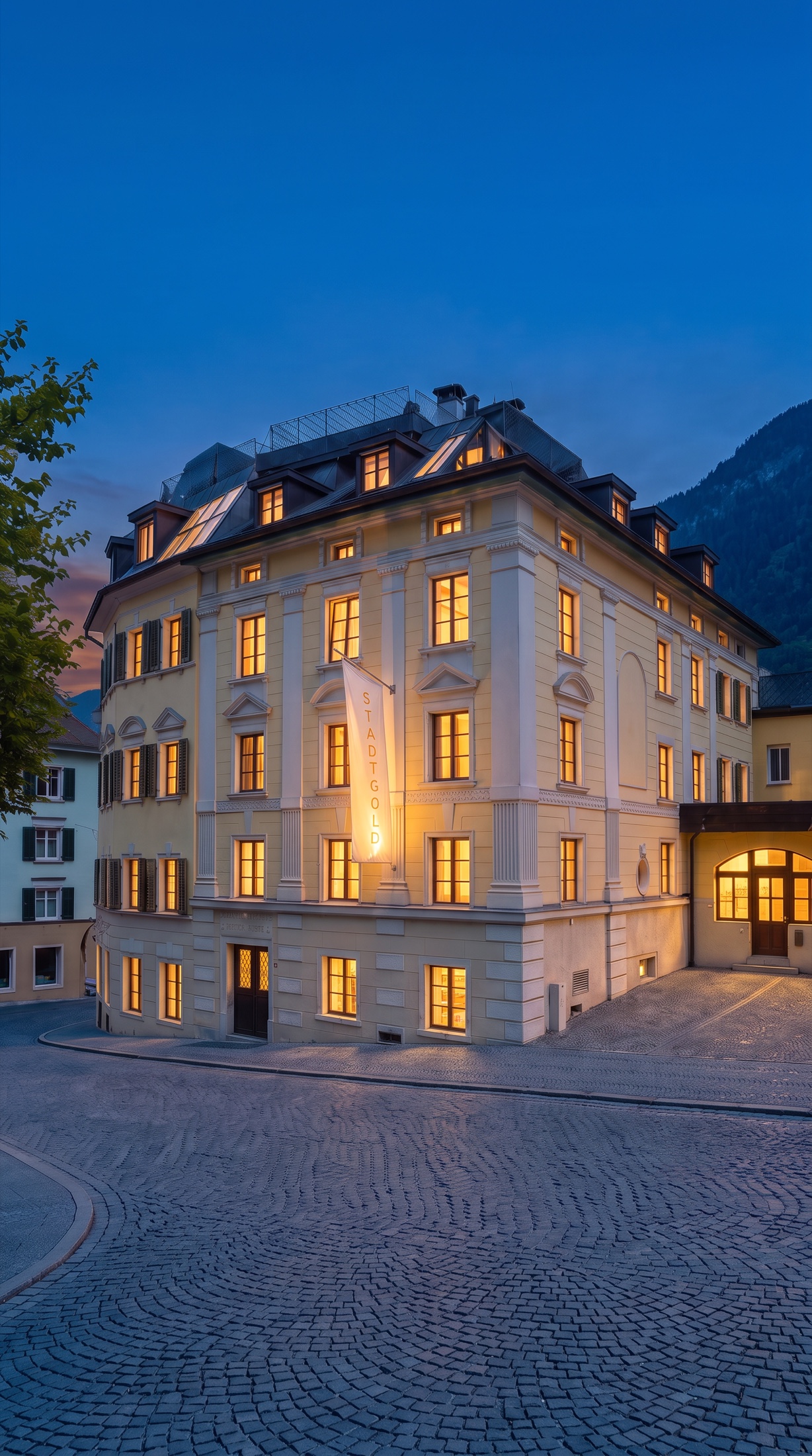 Die Biedermeierfassade der Kirchstraße 39 im Abendlicht