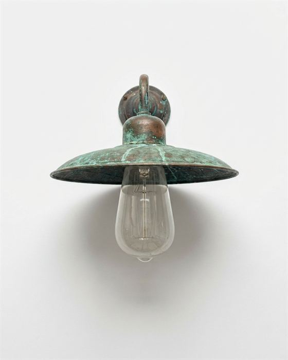 Wandlampe aus Kupfer mit grüner Patina und freiliegender Glühbirne